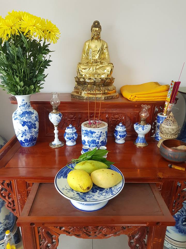 Đặt bàn thờ Phật là một truyền thống tôn giáo nổi tiếng của dân tộc Việt Nam. Bàn thờ Phật được đặt ở vị trí đặc biệt trong nhà, thể hiện lòng tôn kính và sùng bái đức Phật. Hãy xem hình ảnh liên quan để tìm hiểu thêm về thủ tục và nghĩa cử đặt bàn thờ Phật.