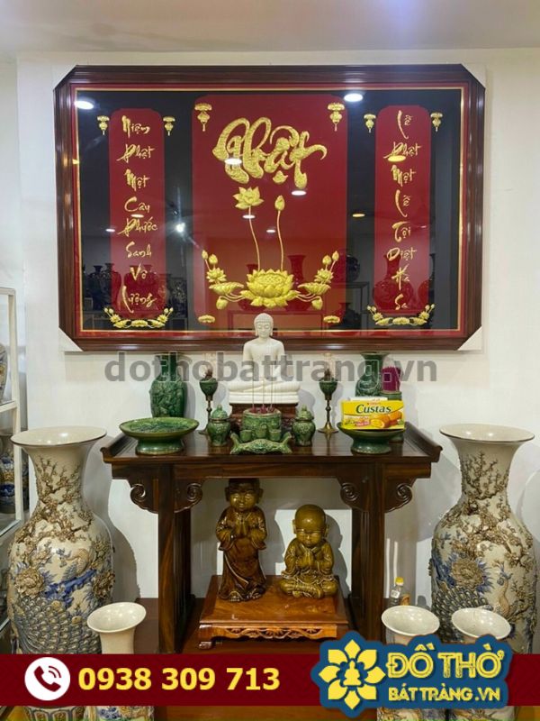 Bóng đèn dầu và đèn thờ trên bàn thờ Phật
